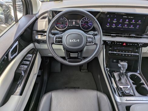 Used 2024 Kia Carnival EX FWD image 14
