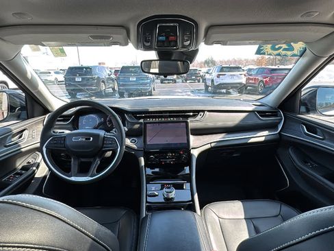 Used 2023 Jeep Grand Cherokee Limited image 23