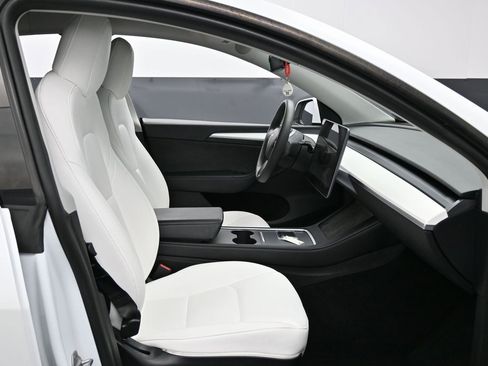 Used 2022 Tesla Model Y Long Range image 37