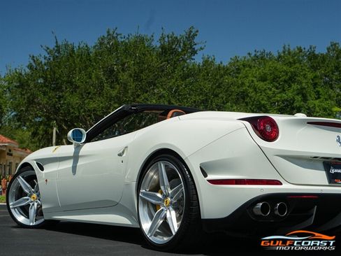 Used 2017 Ferrari California T RWD image 54