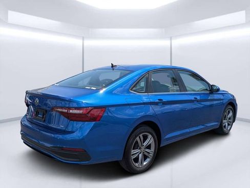 Used 2024 Volkswagen Jetta SE FWD image 3