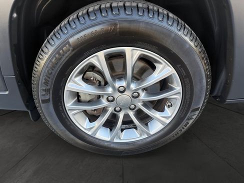 Used 2019 Jeep Cherokee Latitude Plus AWD/4WD image 9