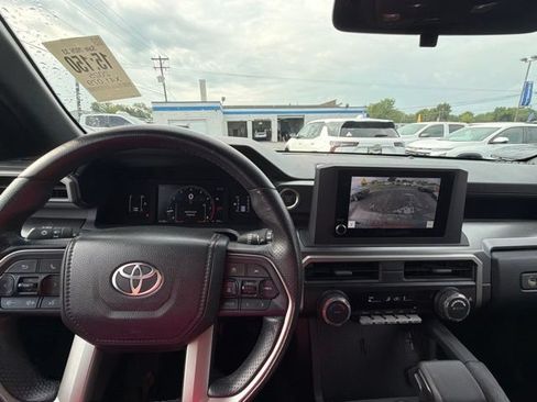 Used 2025 Toyota 4Runner SR5 AWD/4WD image 12