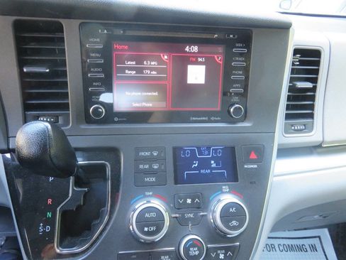 Used 2018 Toyota Sienna LE FWD image 23
