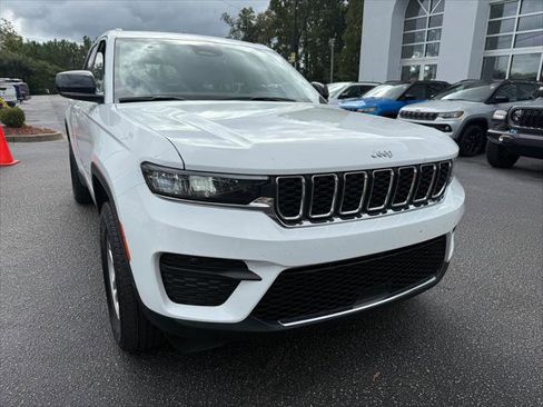 Certified 2023 Jeep Grand Cherokee Laredo image 1