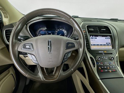 Used 2017 Lincoln MKX Select w/ Select Plus Package FWD image 10