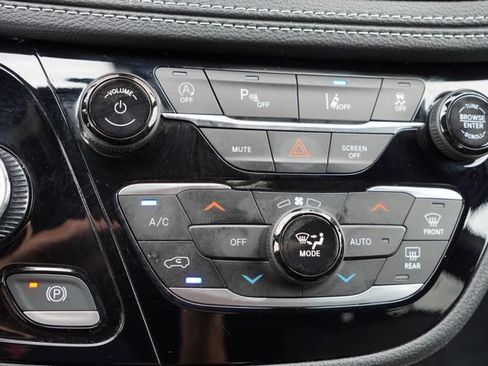 Used 2025 Chrysler Pacifica Select AWD/4WD image 31