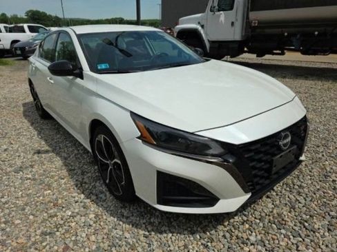 Used 2023 Nissan Altima 2.5 SR FWD image 2