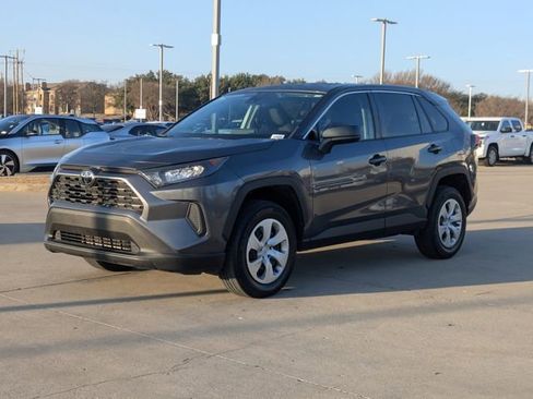 Used 2022 Toyota RAV4 LE image 10