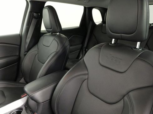 Used 2019 Jeep Cherokee Limited image 29