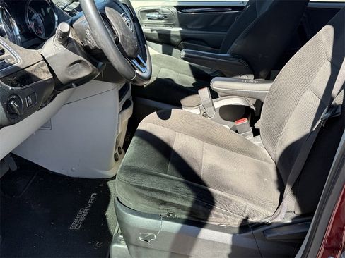 Used 2017 Dodge Grand Caravan SE image 12