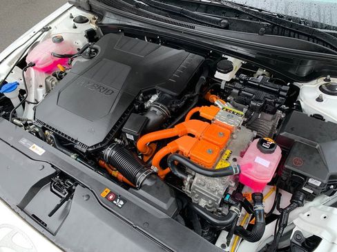 Used 2024 Hyundai Elantra Blue image 32