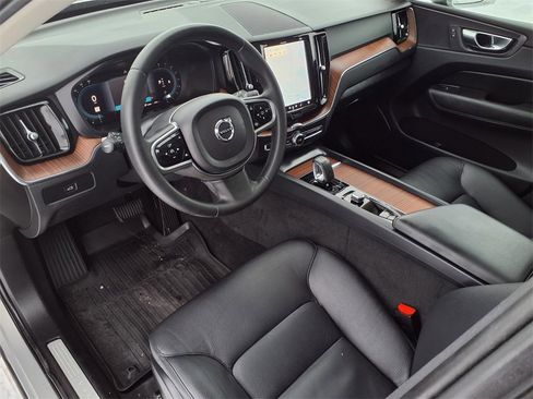 Used 2023 Volvo XC60 B5 Plus image 37