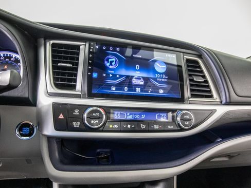 Used 2018 Toyota Highlander Limited Platinum FWD image 28