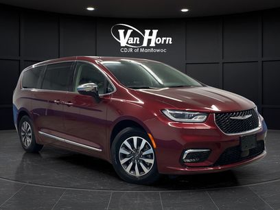 Used 2023 Chrysler Pacifica Limited w/ Uconnect Theater Family Group