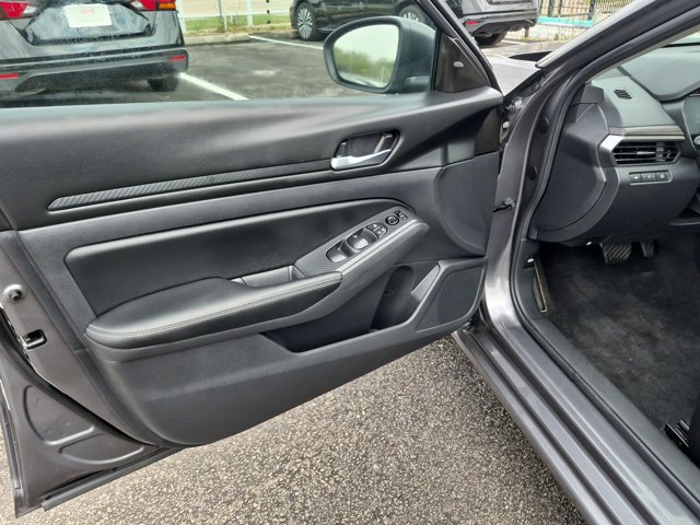 Used 2025 Nissan Altima 2.5 SV AWD/4WD image 9