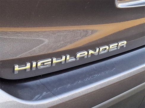 Certified 2023 Toyota Highlander XLE image 30