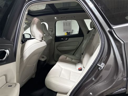 Used 2020 Volvo XC60 T5 Momentum image 24