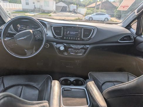 Used 2020 Chrysler Pacifica Limited w/ Advanced Safetytec Group FWD image 8
