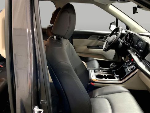 Used 2023 Kia Carnival LX FWD image 17