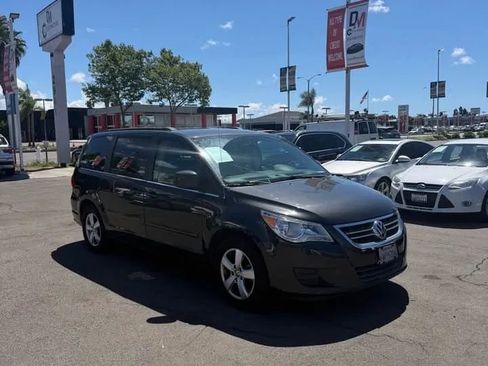 Used 2011 Volkswagen Routan SE image 2