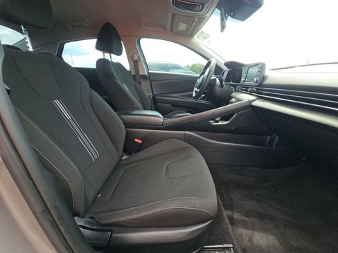 Used 2022 Hyundai Elantra SEL FWD image 11