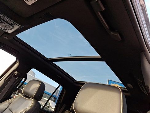 Used 2021 Chevrolet Tahoe Premier w/ Premium Package image 16