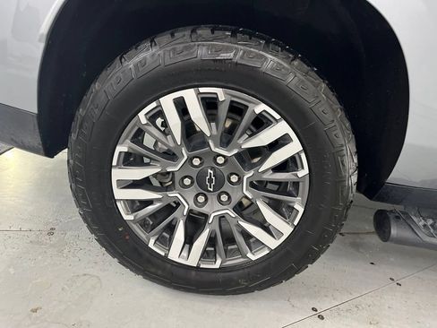 Used 2025 Chevrolet Suburban Z71 AWD/4WD image 13