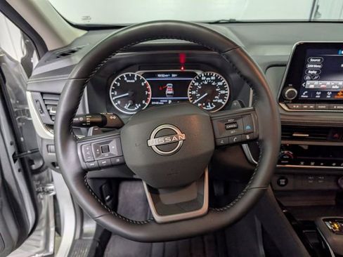 Used 2025 Nissan Rogue SV image 16