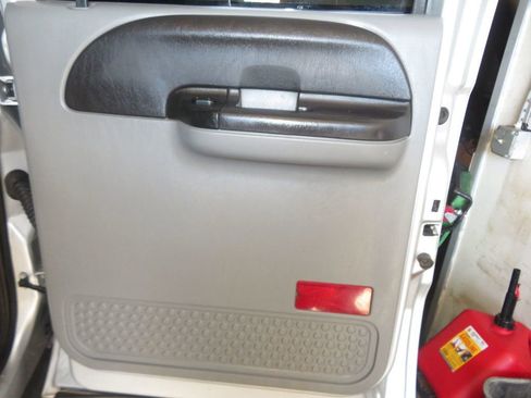 Used 2005 Ford F350 XLT image 26