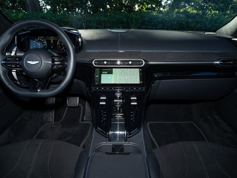 Used 2025 Aston Martin V8 Vantage Coupe image 19