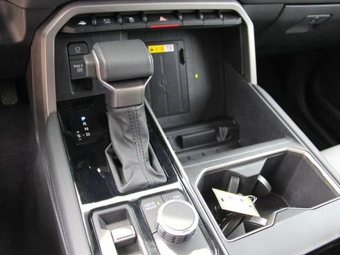 Used 2024 Toyota Tundra Limited AWD/4WD image 32