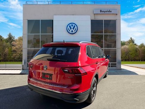 Certified 2022 Volkswagen Tiguan SE w/ Panoramic Sunroof Package AWD/4WD image 7