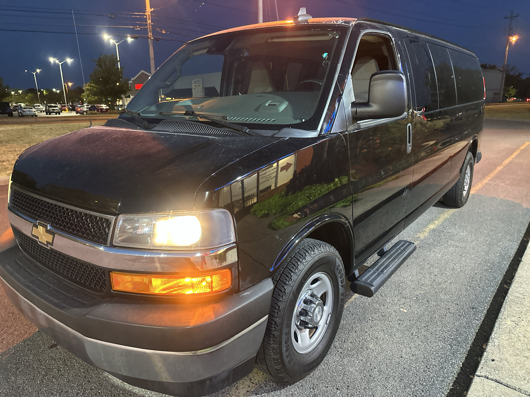 Used 2020 Chevrolet Express 3500 LT w/ LT Preferred Equipment Group RWD image 8