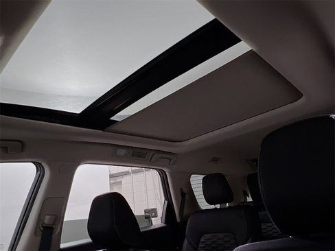 Used 2022 Nissan Pathfinder SV w/ SV Premium Package image 14