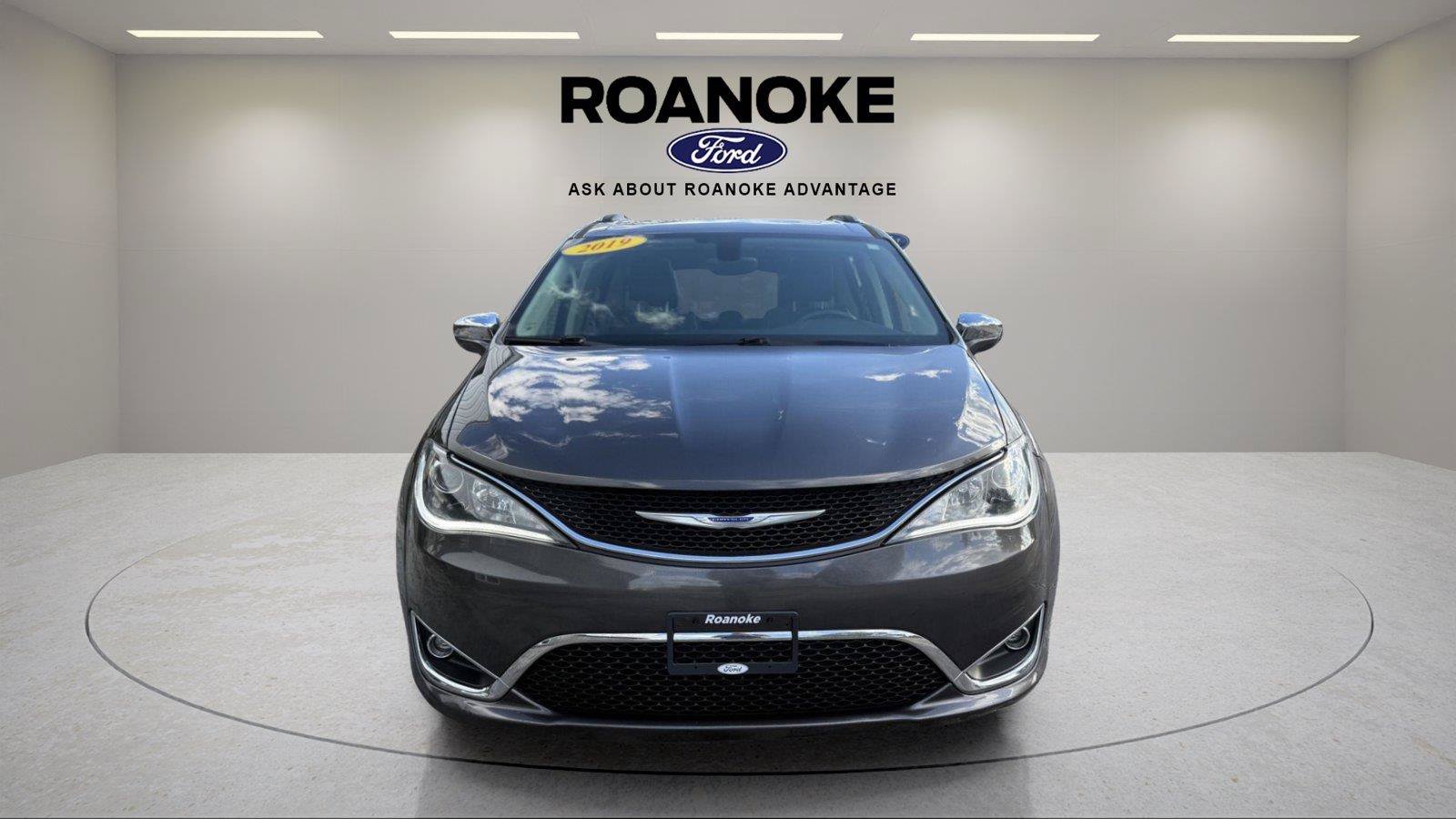 Used 2019 Chrysler Pacifica Limited FWD image 2