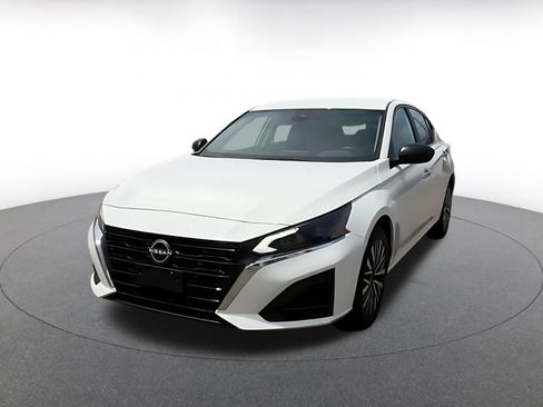 Used 2025 Nissan Altima 2.5 SV FWD image 7