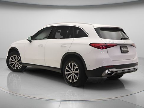 Used 2026 Mercedes-Benz GLC 300 image 2