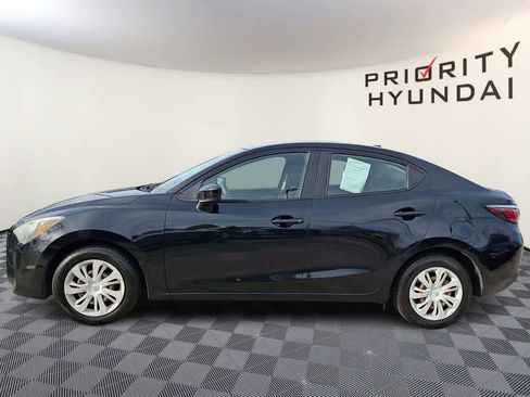 Used 2019 Toyota Yaris L image 7