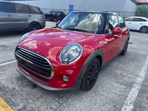 Used 2019 MINI Cooper 4-Door Hardtop w/ Signature Upholstery Package FWD image 2