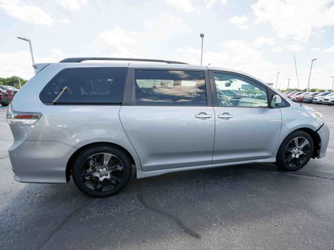 Used 2013 Toyota Sienna SE FWD image 6