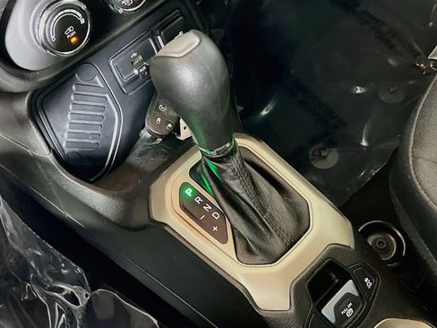 Used 2017 Jeep Renegade Latitude FWD image 15