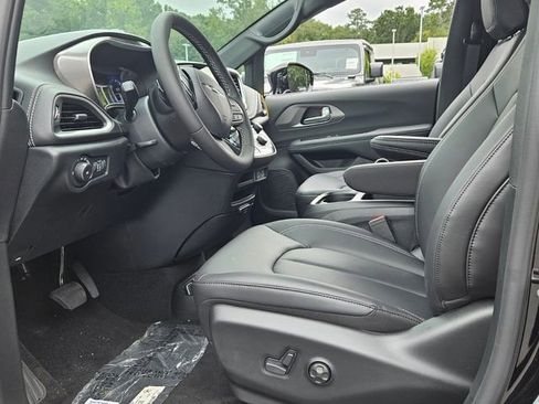 New 2025 Chrysler Pacifica Select image 6