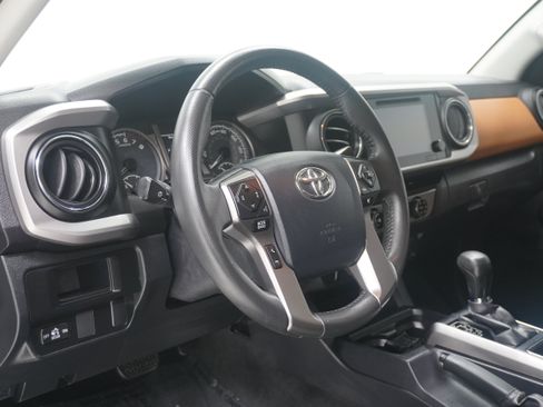 Used 2017 Toyota Tacoma SR5 w/ Tow Package RWD image 11