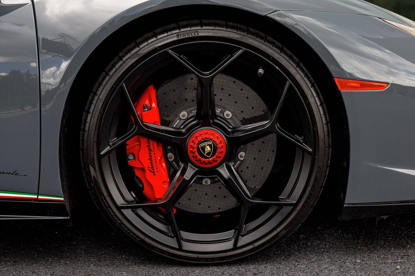Used 2018 Lamborghini Huracan Performante AWD/4WD image 22