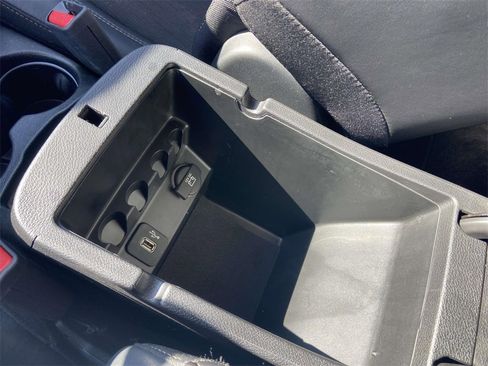 Used 2018 Jeep Cherokee Latitude Plus w/ Comfort/Convenience Group image 25