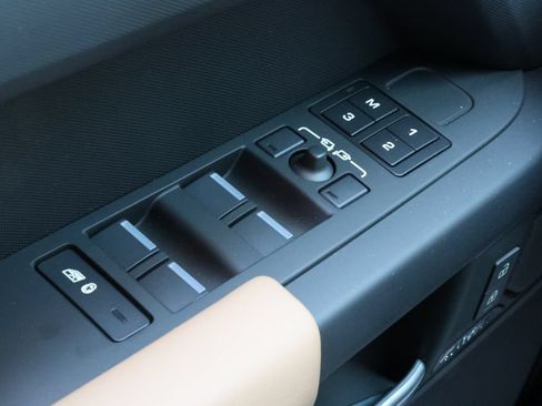New 2026 Land Rover Defender 130 X-Dynamic SE AWD/4WD image 19