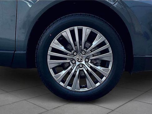 Certified 2022 Toyota Venza XLE image 10