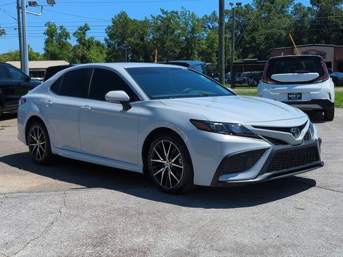 Used 2024 Toyota Camry SE FWD image 3