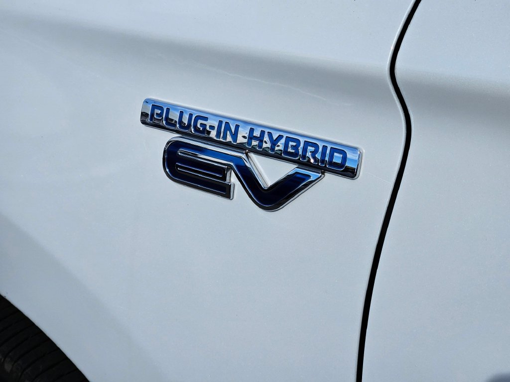 Used 2021 Mitsubishi Outlander 4WD Plug-In Hybrid image 9
